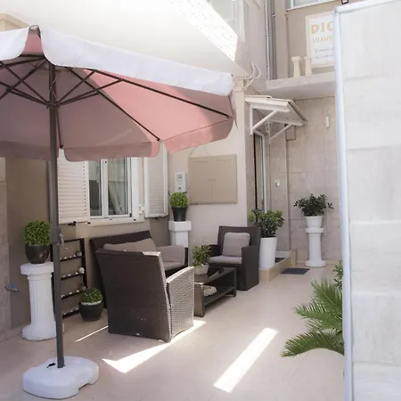 Diogenis Deluxe Apartmán